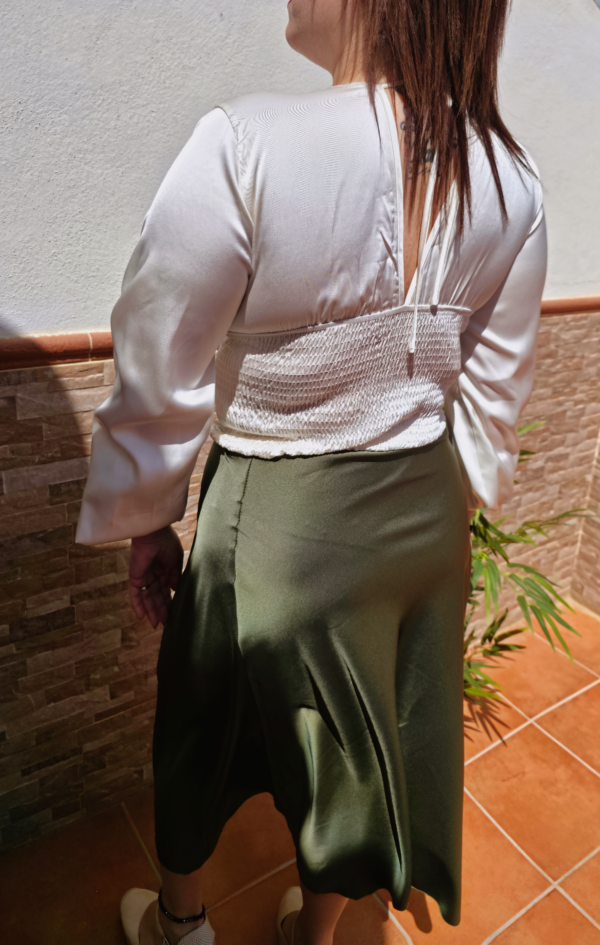 Falda midi de satén color verde oliva