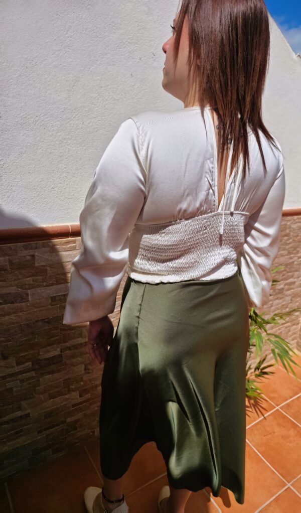 Falda midi de satén color verde oliva