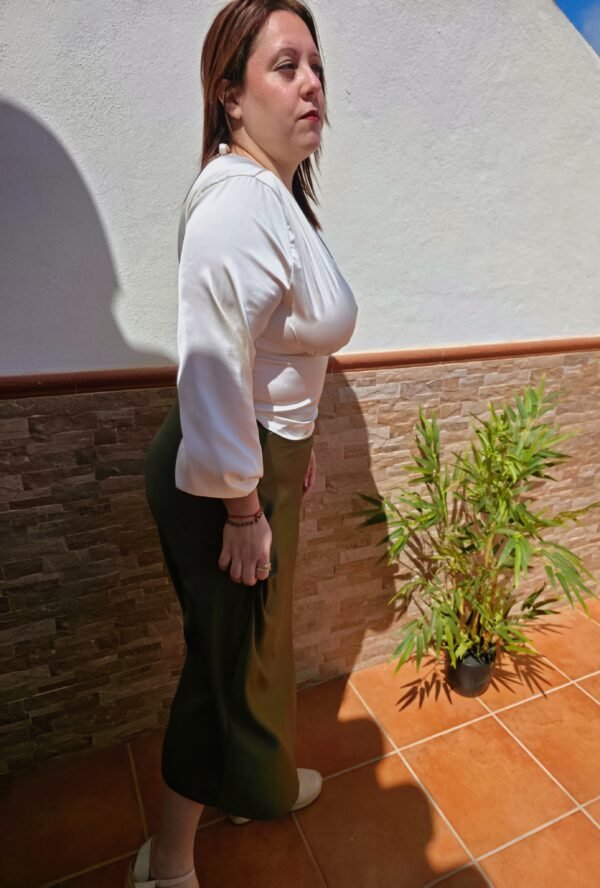 Falda midi de satén color verde oliva