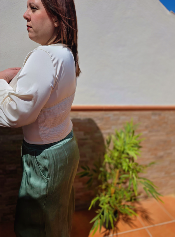 Pantalón de satén color verde Salvia