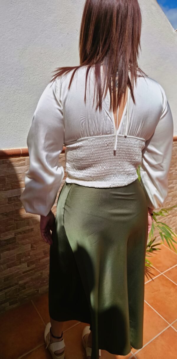 Falda midi de satén color verde oliva