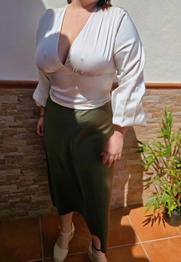 Falda midi de satén color verde oliva