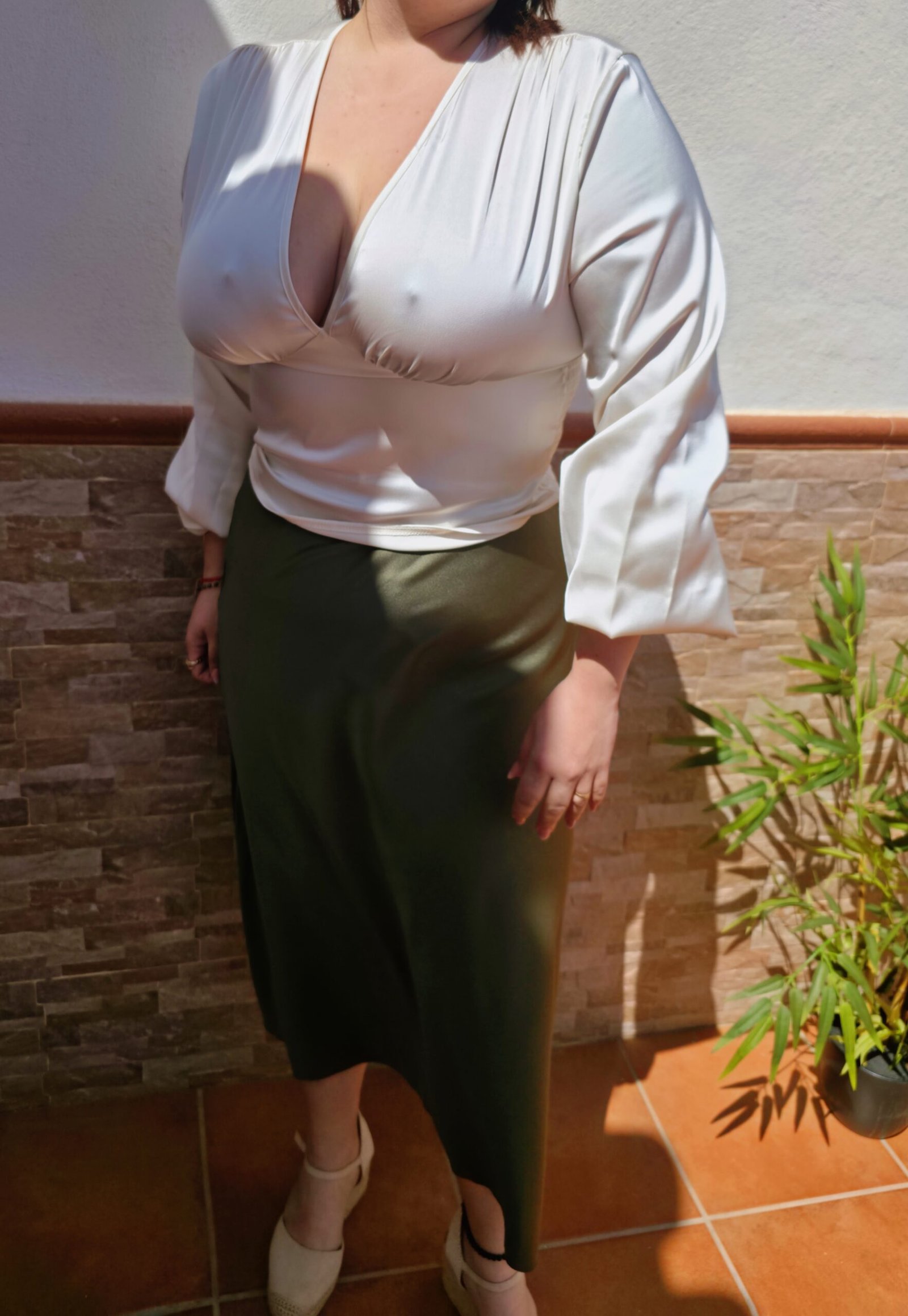 Falda midi de satén color verde oliva