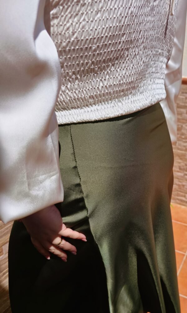 Falda midi de satén color verde oliva